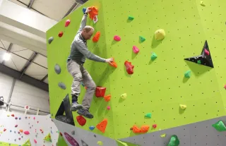 un tour en ville  l'événement. Un mur d'escalade tout neuf à la Maison des  sports