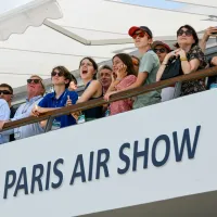 Le public fasciné par les présentations en vol du Paris Air Show DR