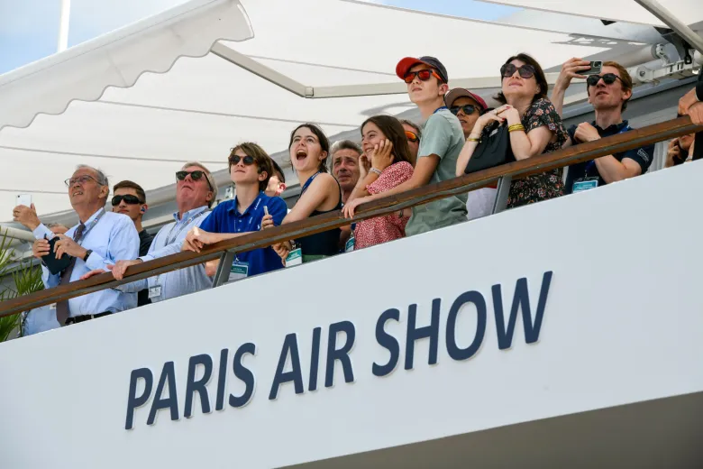 Le public fasciné par les présentations en vol du Paris Air Show