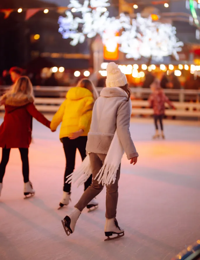 La patinoire est installée au Marché de Noël de La Défense