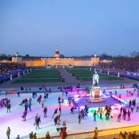 La patinoire est installée en plein air, près du château de Karlsruhe &copy; Karlsruhe Marketing und Event GmbH / Jürgen Rösner