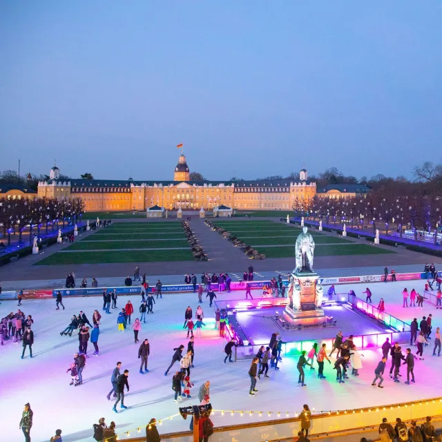 La patinoire est installée en plein air, près du château de Karlsruhe