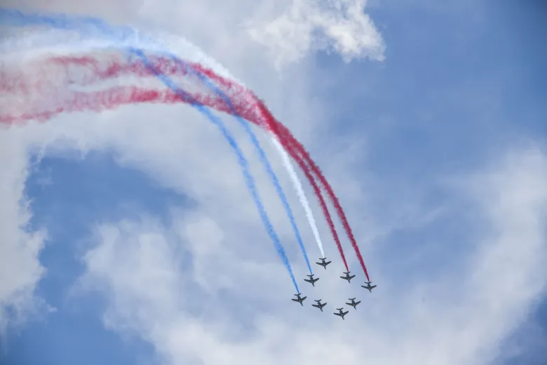 Démonstration en vol de la Patrouille de France au Salon du Bourget 2023