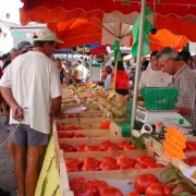 Petit marché traditionnel de Lavardac