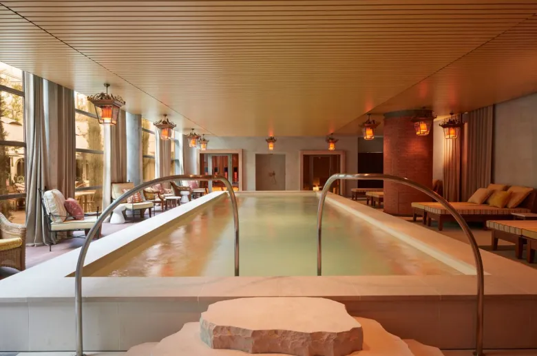 L'hôtel Mondrian Bordeaux Les Carmes dispose de sa propre piscine et espace de remise en forme