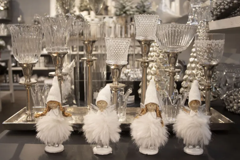 Ce plateau lumineux exquis de style vintage transforme votre table de fête en une féerie de lumières. Les adorables anges en boule de neige donneront le sourire à vos invités.