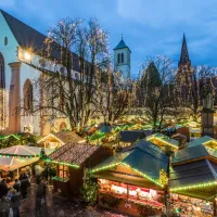 La Rathausplatz, près de l'église de Fribourg, accueille les chalets du marché de Noël &copy; FWTM / Spiegelhalter