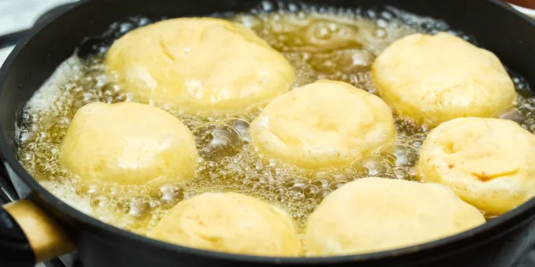 La cuisson des beignets, dans l'huile de friture