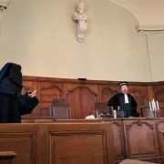 Représentations Théâtralisées Par Contumace ! A L'Ancien Tribunal D'Instance