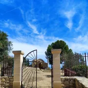 Saint Etienne : une chapelle dans la garrigue provençale