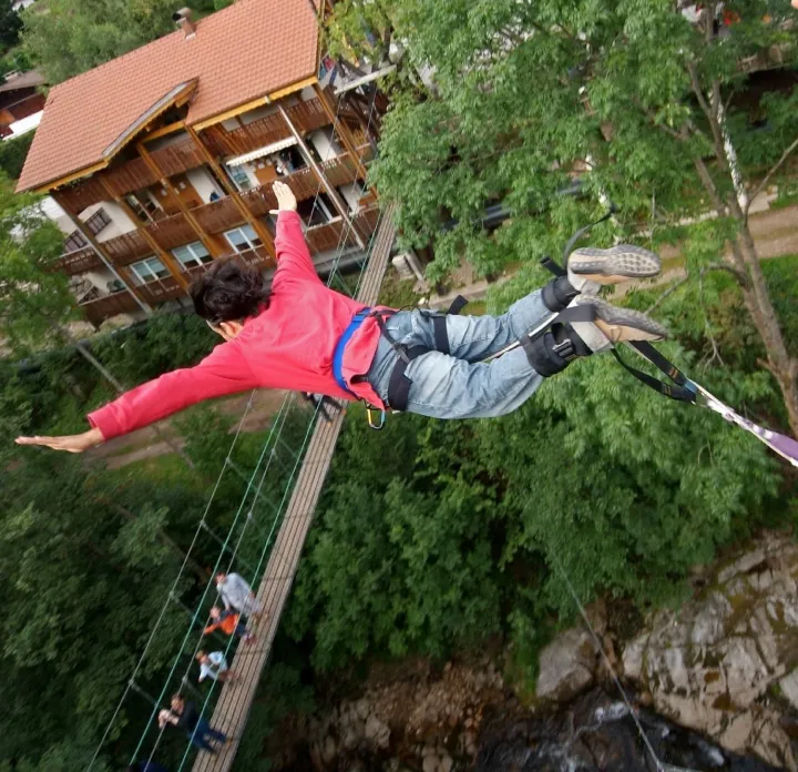 Testez le saut à l'élastique au parc Bol d'Air