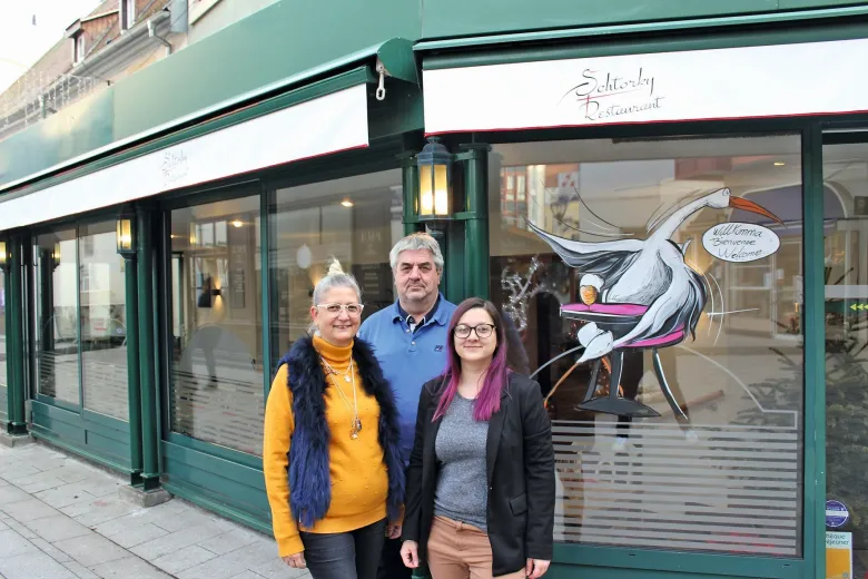 La famille Scherrer devant son restaurant Schtorky à Mulhouse !