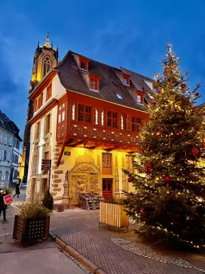 La place du marché aux poissons décorée pour les fêtes de fin d'année