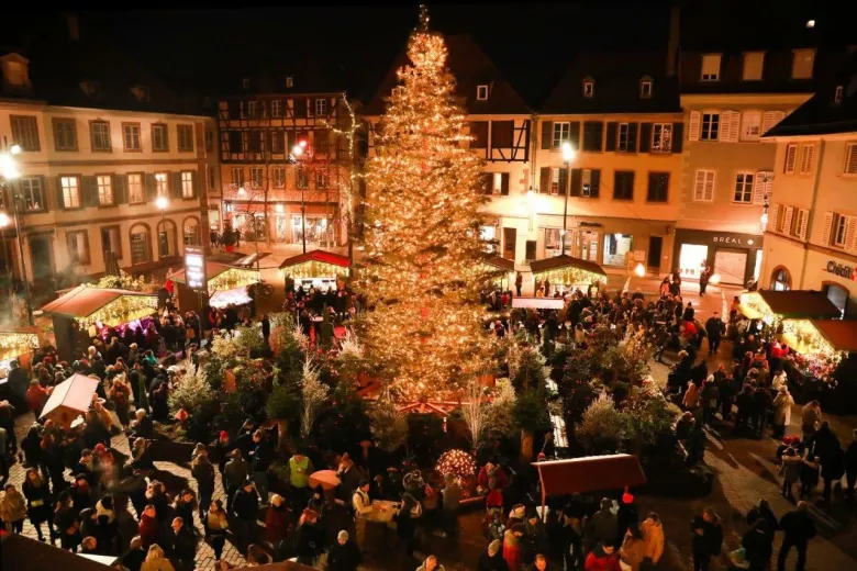 La place d'Armes illuminée. 