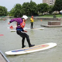 On peut s'élancer à toute vitesse et sauter sur sa planche pour glisser comme un surfeur &copy; Sandrine Bavard