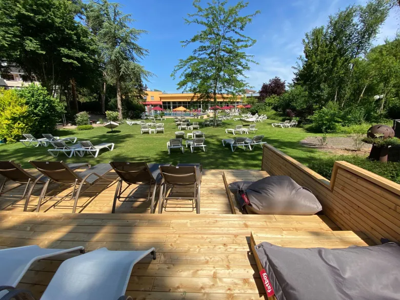 Un espace extérieur boisé relaxant