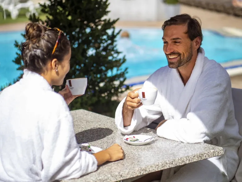 La terrasse des thermes Südpfalz vous attend