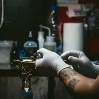 Les artistes tatoueurs présents à la convention de Mulhouse réalisent des œuvres sur leurs clients  DR