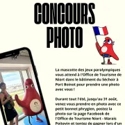 Un selfie avec la mascotte des jeux paralympiques à Port Boinot à Niort