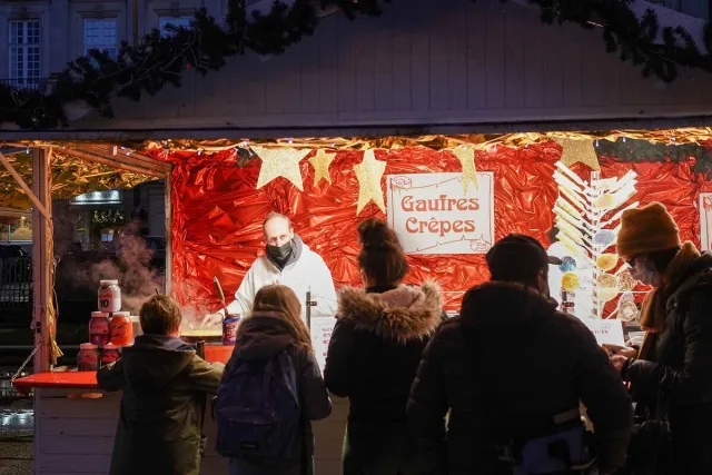 Le Village de Noël se tient sur la place du Parlement