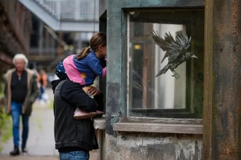 L'oiseau fait partie de l'œuvre d'art urbain Le retour du refoulé de Levalet