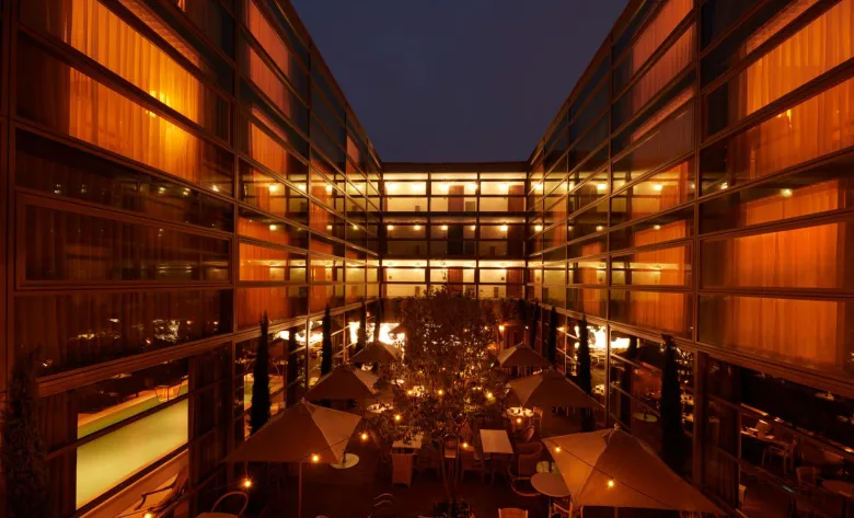 Patio de l'hôtel Mondrian Bordeaux Les Carmes de nuit