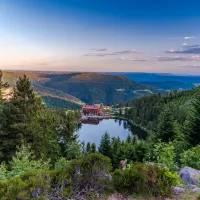 Une vue du lac Mummelsee entouré de montagnes et de forêts en Forêt-Noire &copy; Klaus Hansen