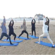 Yoga sur la plage à Bernières-sur-Mer